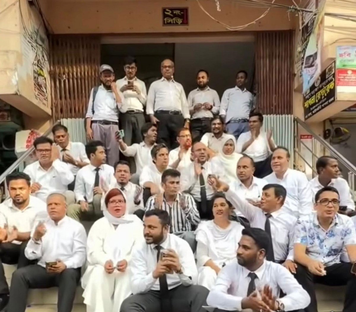 চট্টগ্রাম জেলা আইনজীবী সমিতির নির্বাচনে অংশ নিতে না পেরে কার্যক্রম নিষিদ্ধ হওয়া আওয়ামী লীগ–সমর্থক আইনজীবীদের প্রতিবাদী গান