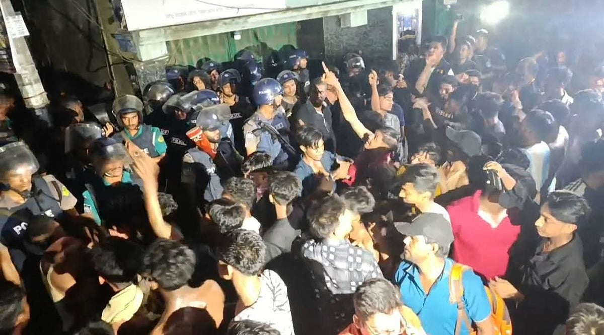 চট্টগ্রাম নগরে চার বছরের এক শিশুকে ধর্ষণচেষ্টার অভিযোগে আটক এক ব্যক্তিকে থানায় নিতে গিয়ে প্রায় ছয় ঘণ্টা অবরুদ্ধ অবস্থায় থাকতে হয় পুলিশকে। বৃহস্পতিবার রাতে