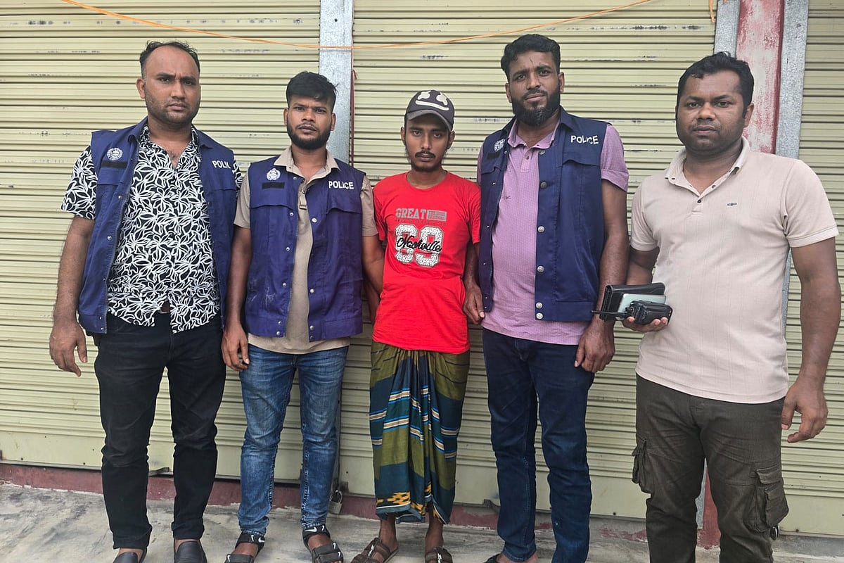 শিশুকে ধর্ষণের পর হত্যার ঘটনায় গ্রেপ্তার ফয়সাল(মাঝে)