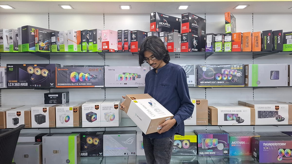 দাম স্থিতিশীল থাকলেও বিক্রি কমেছে প্রযুক্তিপণ্যের বাজারে