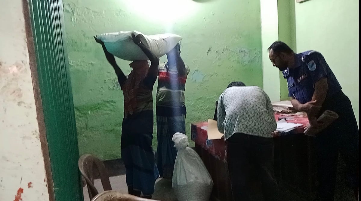 ফরিদপুরে সাবেক কাউন্সিলরের বাড়ি থেকে বরাদ্দের ৬৩০ কেজি সরকারি চাল উদ্ধার। গতকাল বুধবার