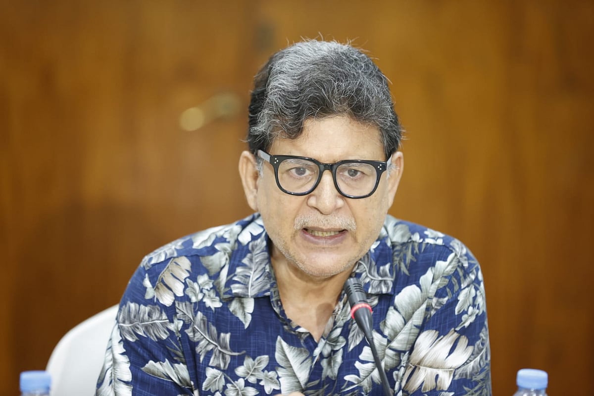 আজ প্রথম আলো আয়োজিত গোলটেবিল বৈঠকে কথা বলছেন সাবেক তত্ত্বাবধায়ক সরকারের উপদেষ্টা ও অর্থনীতিবিদ হোসেন জিল্লুর রহমান। রাজধানীর এক হোটেলে এই বৈঠক চলছে