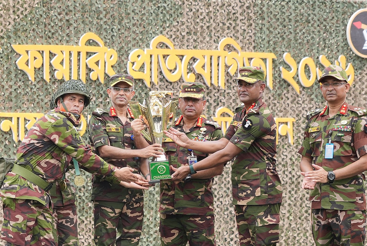সেনাবাহিনীর প্রধান জেনারেল ওয়াকার-উজ-জামান ফায়ারিং প্রতিযোগিতায় বিজয়ীদের পুরস্কার দেন