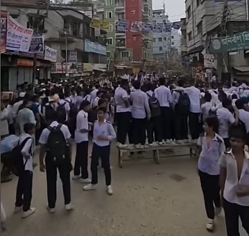 রাজধানীর দনিয়ায় ব্রাইট স্কুল অ্যান্ড কলেজের শিক্ষার্থীদের বিক্ষোভ