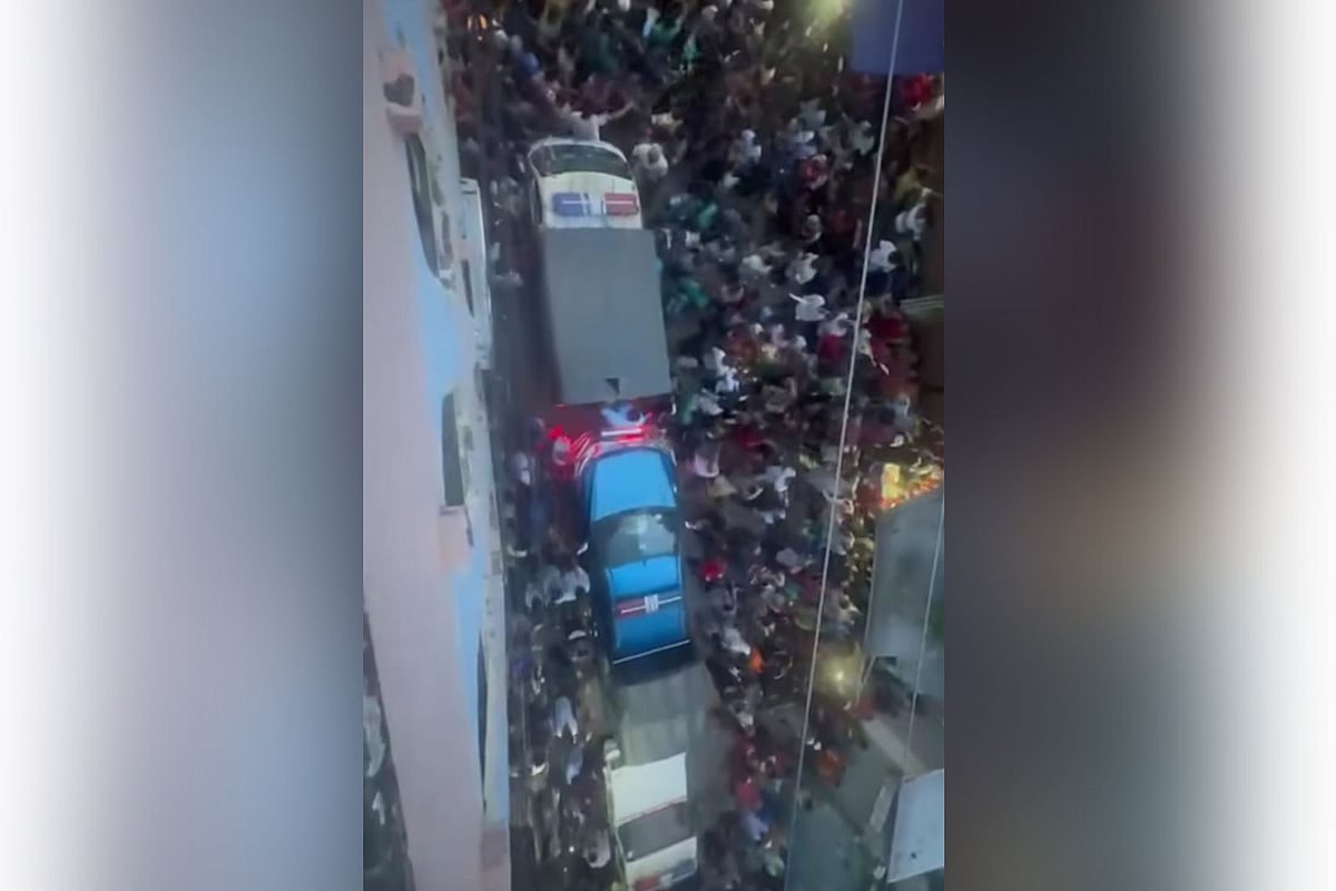 ধর্ষণ চেষ্টার আসামিকে জনতার হাতে তুলে দেওয়ার দাবিতে চট্টগ্রামের বাকলিয়ায় পুলিশের গাড়ি আটকে বিক্ষোভ চলছে