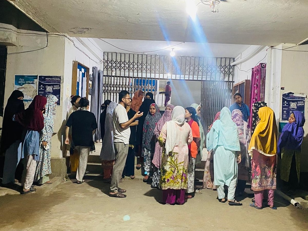 নোয়াখালী বিজ্ঞান ও প্রযুক্তি বিশ্ববিদ্যালয়ে ছাত্রী হলের দেয়ালে আপত্তিকর চিত্র আঁকার ঘটনায় বিক্ষোভরত ছাত্রীদের সঙ্গে কথা বলছেন হল প্রশাসনের একজন কর্মকর্তা। গতকাল রাত বারোটায় হযরত বিবি খাদিজা হলে