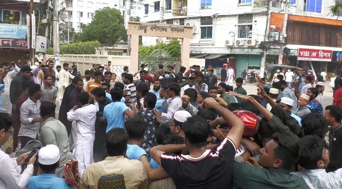আজ শুক্রবার বেলা দুইটার পর ঝিনাইদহ পৌর কালেক্টরেট জামে মসজিদের সামনে নাসীরুদ্দীন পাটওয়ারীর ওপর হামলার ঘটনা ঘটে