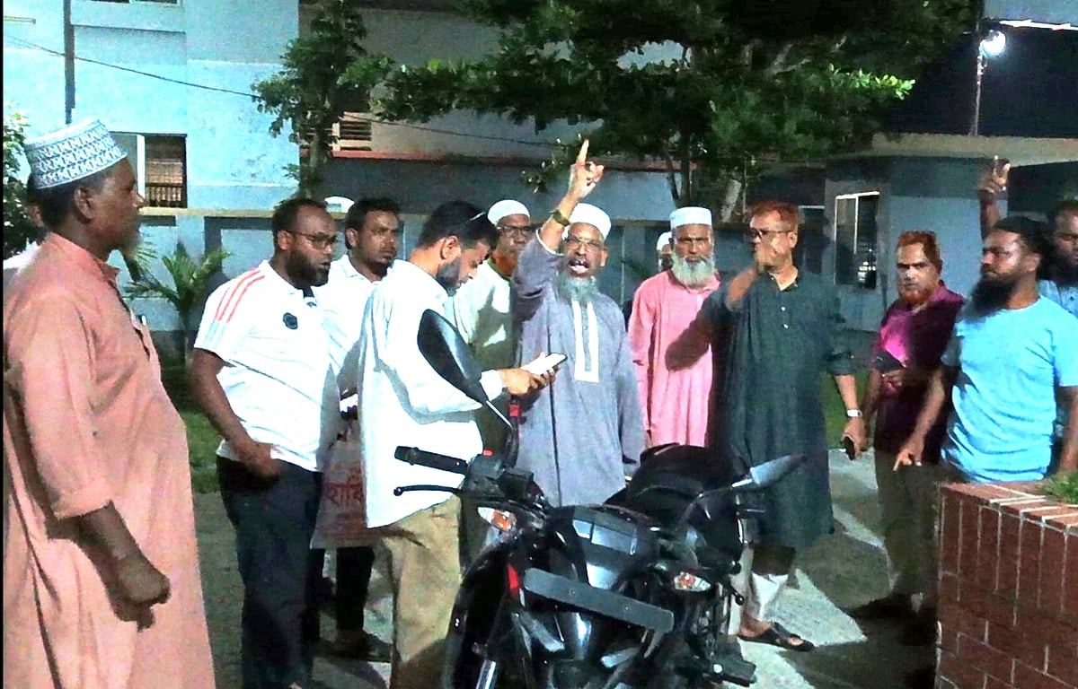 জামায়াত নেতাকে কুপিয়ে জখম করার প্রতিবাদে থানা চত্বরে নেতা-কর্মীদের নিয়ে বিক্ষোভ করেন স্থানীয় সংসদ সদস্য আলী আছগার। গতকাল বৃহস্পতিবার রাতে পাবনার ভাঙ্গুড়া থানা চত্বরে