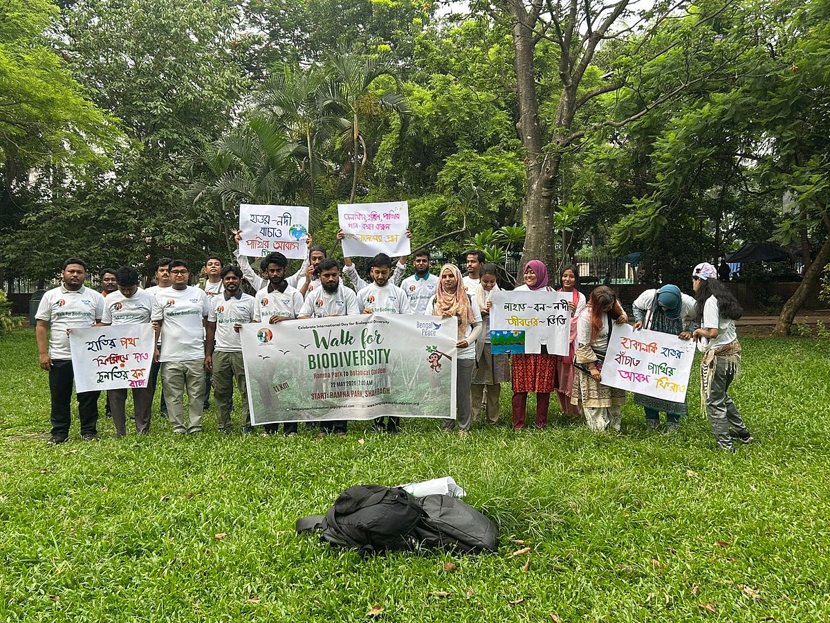 আন্তর্জাতিক জীববৈচিত্র্য দিবস উপলক্ষে রমনা পার্ক থেকে পদযাত্রা কর্মসূচি শুরুর আগে বেঙ্গল পিস ফাউন্ডেশনের সদস্যরা। ঢাকা, ২২ মে