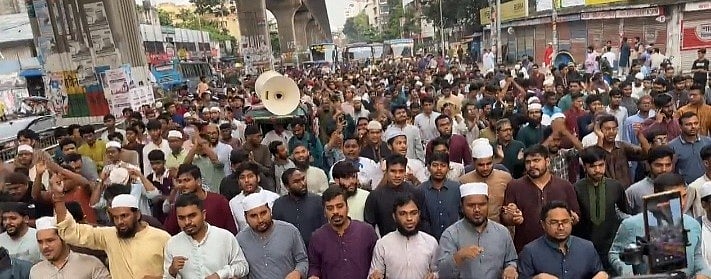 শিশুকে ধর্ষণ ও হত্যার ঘটনায়  হত্যাকারীর ফাঁসির দাবি ও দেশের আইনশৃঙ্খলা পরিস্থিতির অবনতির প্রতিবাদে মিরপুর ১০ নম্বর গোলচত্ত্বরে বিক্ষোভ চলছে। আজ শুক্রবার বেলা তিনটার দিকে