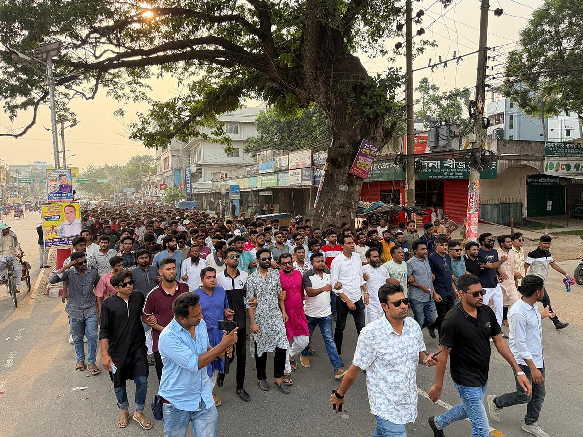 আজ শুক্রবার বিকেলে ঝিনাইদহ শহরে বিক্ষোভ মিছিল করেন জেলা ছাত্রদলের নেতা-কর্মীরা