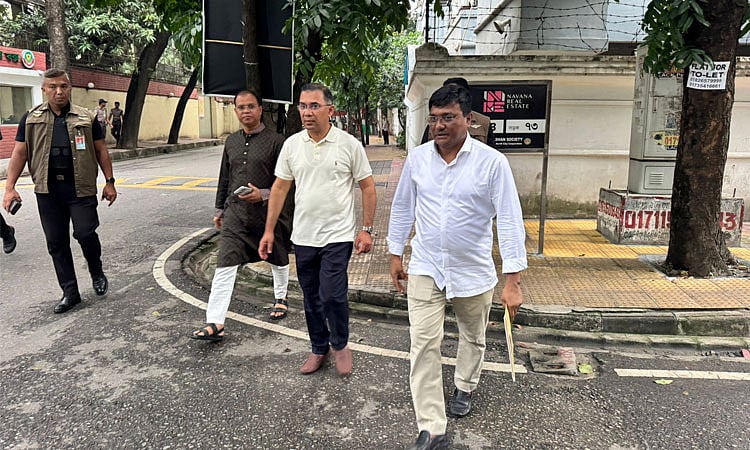 প্রধানমন্ত্রী তারেক রহমান আজ শুক্রবার বিকেলে গুলশানের বাসভবন থেকে হেঁটে নিজের রাজনৈতিক কার্যালয়ে যান