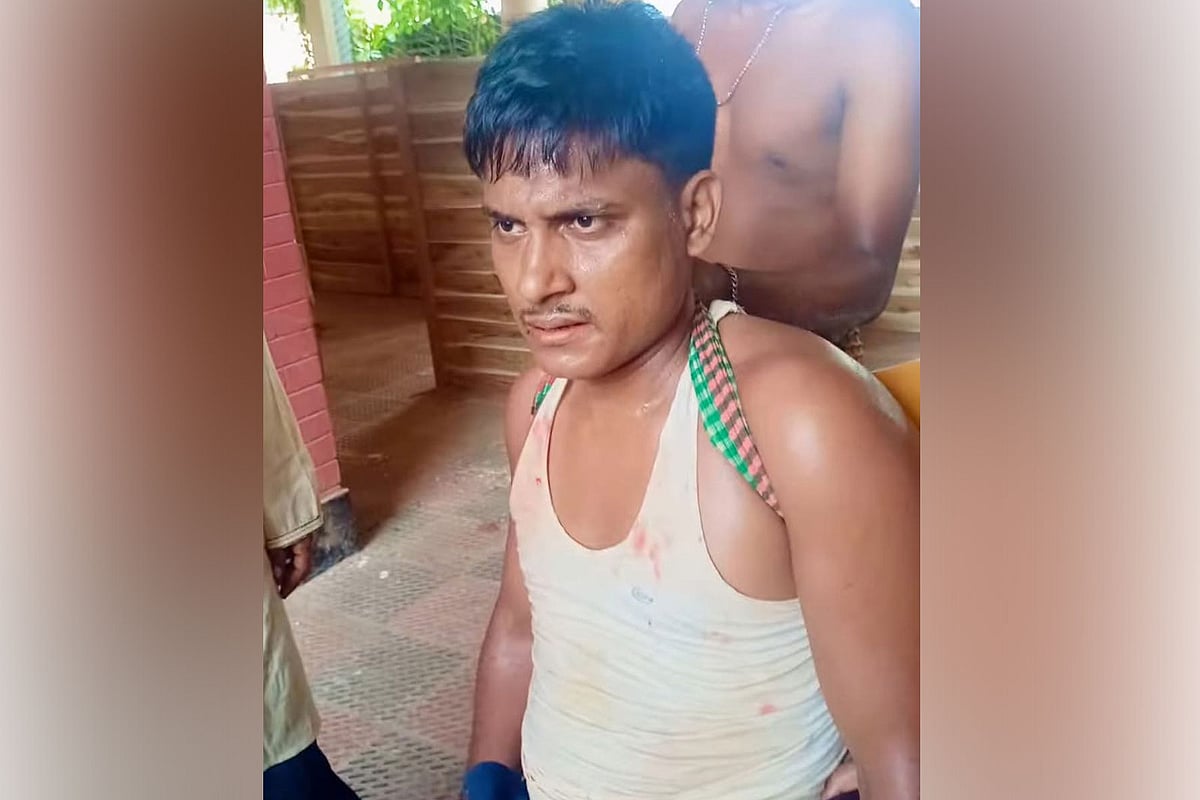 কক্সবাজারের চকরিয়ায় বাবাকে কুপিয়ে হত্যার পর ছেলে মিনারুল ইসলামকে একটি কমিউনিটি সেন্টারে আটকে রাখেন স্থানীয় লোকজন । আজ বেলা আড়াইটার দিকে