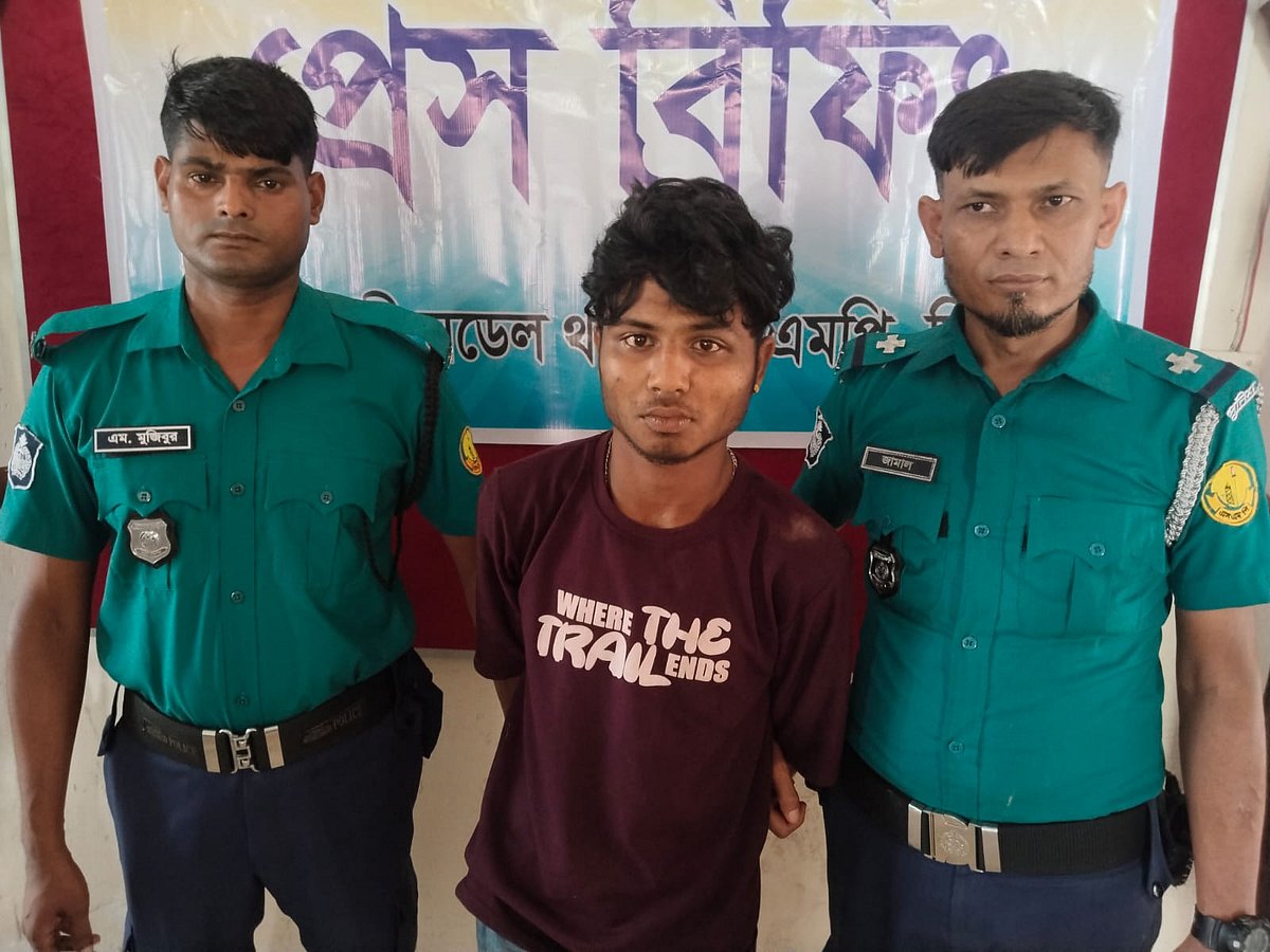 পুলিশের হাতে আটক আসাদুল আলম