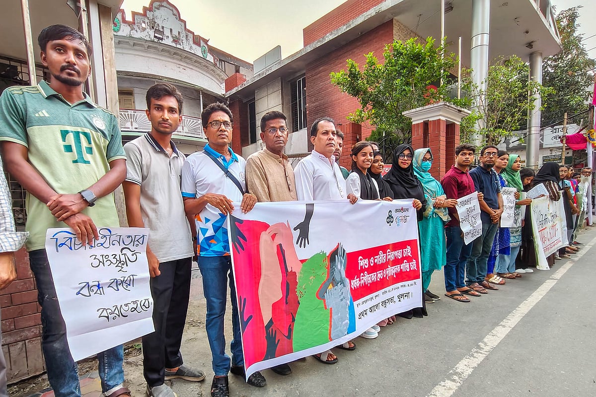 ধর্ষক ও নিপীড়কদের দৃষ্টান্তমূলক শাস্তির দাবিতে খুলনা বন্ধুসভা ও খুলনার বিভিন্ন স্বেচ্ছাসেবী সংগঠন মানববন্ধন করে। আজ শুক্রবার বিকেলে খুলনা প্রেসক্লাবের সামনে