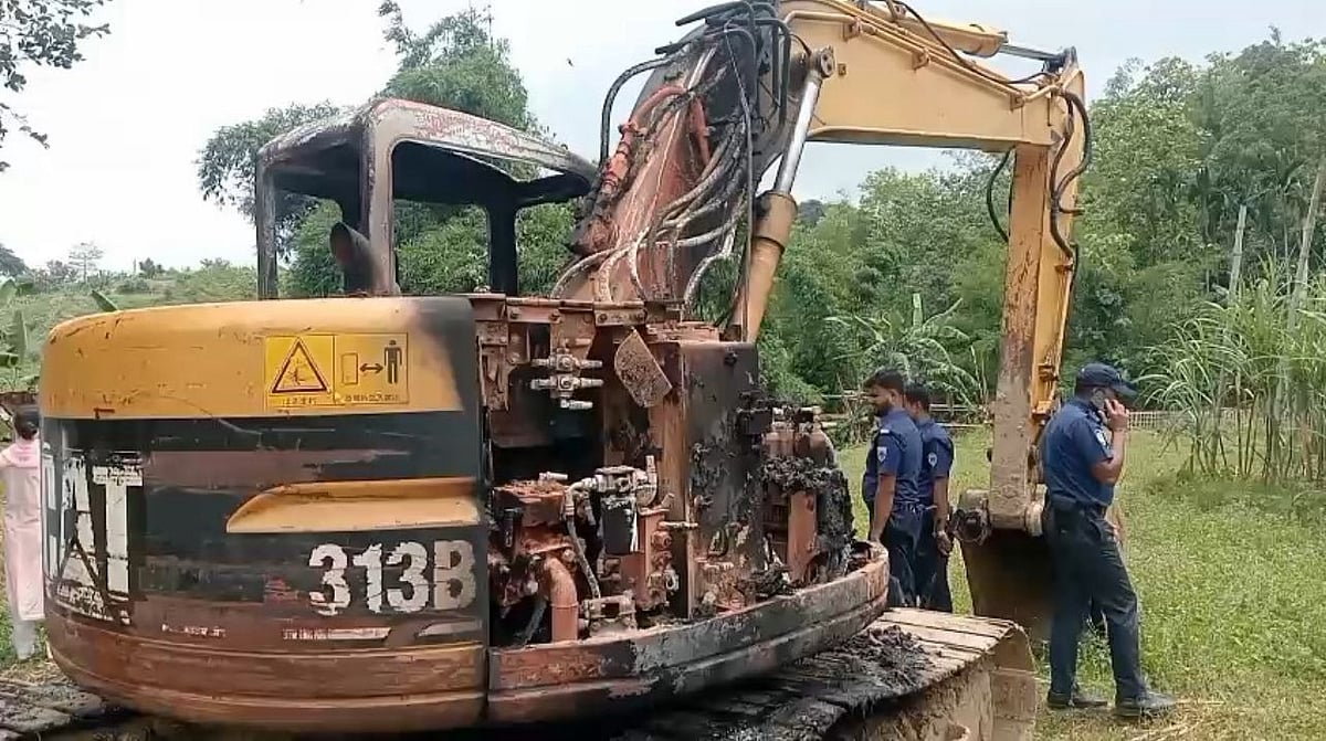 আগুনে ক্ষতিগ্রস্ত এক্সক্যাভেটর। আজ সকালে খাগড়াছড়ির গুইমারা উপজেলায়