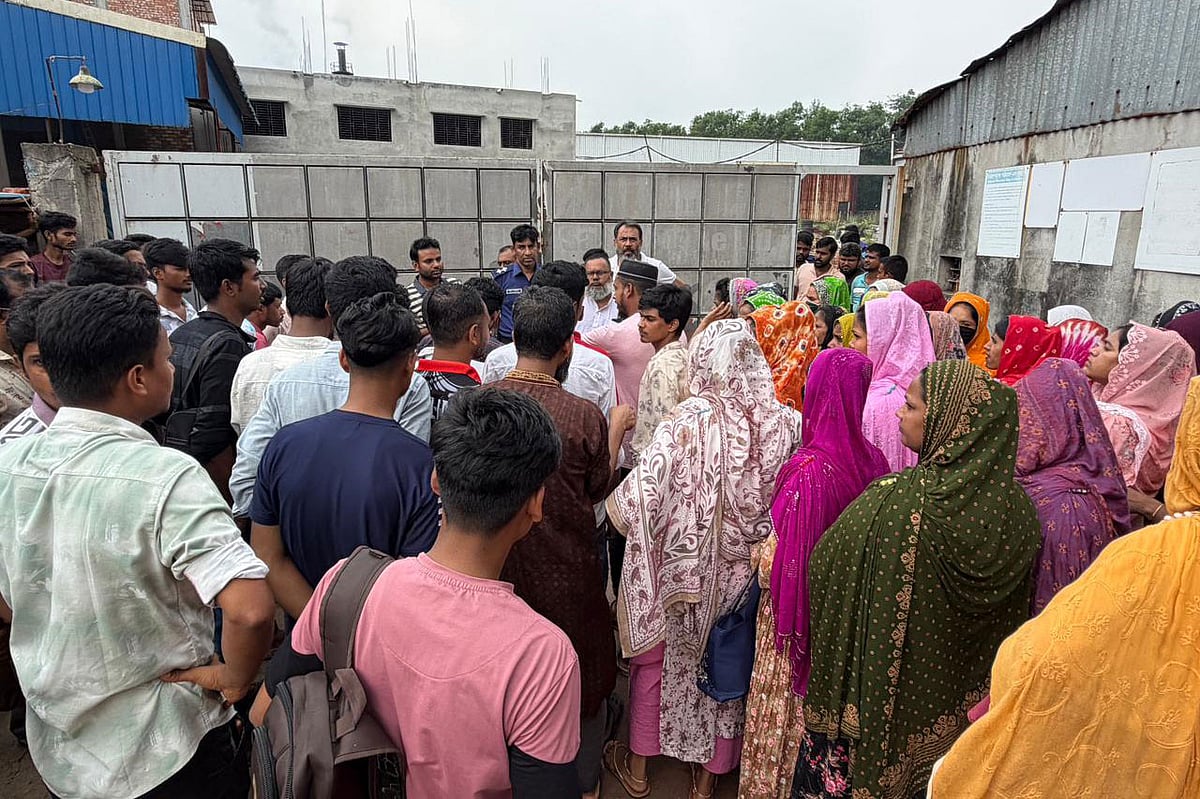 ঈদ বোনাস ও বকেয়া বেতন পরিশোধের দাবিতে কারখানার শ্রমিকেরা বিক্ষোভ করেন। আজ শনিবার দুপুরে গাজীপুরের কালিয়াকৈর উপজেলার ভান্নারা পোড়াচালা এলাকায়
