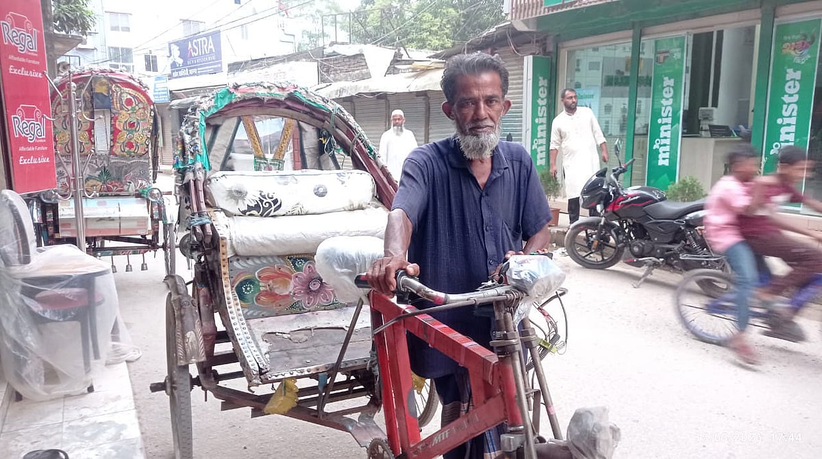 ৪০ বছর ধরে রিকশা চালান মো. হুমায়ুন কবির। শুক্রবার বিকেলে চাঁদপুরের মতলব দক্ষিণ উপজেলা সদরের কলেজ রোড এলাকায়