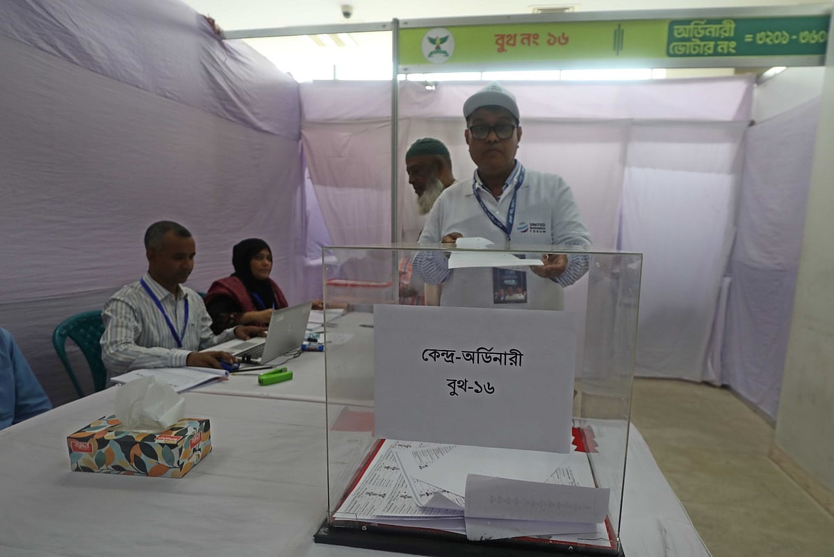 চট্টগ্রাম চেম্বার অব কমার্স অ্যান্ড ইন্ডাস্ট্রির নির্বাচনে ভোট দিচ্ছেন একজন ভোটার। আজ সকাল সাড়ে ১০টায় চট্টগ্রাম নগরের আগ্রাবাদ ওয়াল্ড ট্রেড সেন্টারে