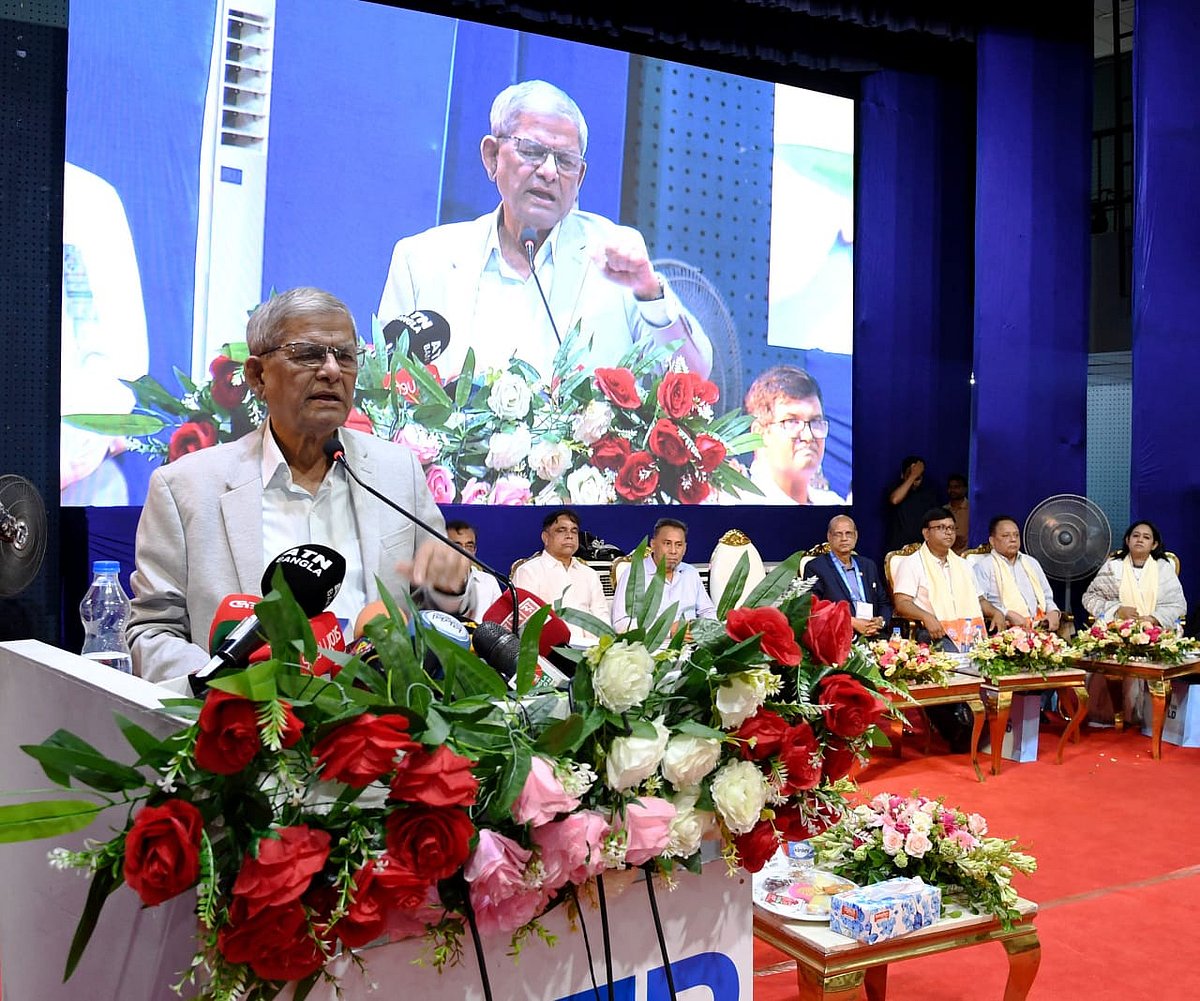 আইইবির ৭৮তম প্রতিষ্ঠাবার্ষিকী (ইঞ্জিনিয়ার্স ডে) উপলক্ষে আয়োজিত এক অনুষ্ঠানে বক্তব্য দেন স্থানীয় সরকারমন্ত্রী ও বিএনপির মহাসচিব মির্জা ফখরুল ইসলাম আলমগীর। আইইবি মিলনায়তন, ঢাকা; ২৩ মে ২০২৬