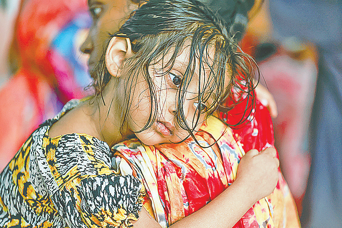 হামের উপসর্গ থাকায় চার বছরের শিশু মুসকানকে কুর্মিটোলা হাসপাতাল থেকে পাঠানো হয় ডিএনসিসি ডেডিকেটেড কোভিড হাসপাতালে। মায়ের কোলে হাসপাতালের বহির্বিভাগের সামনে ভর্তির অপেক্ষায়। গতকাল দুপুরে রাজধানীর মহাখালীতে