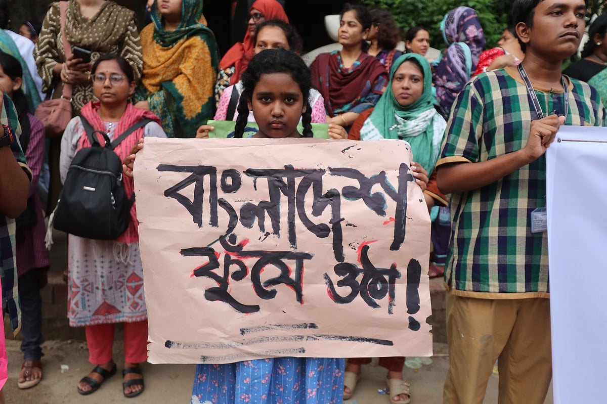 ধর্ষণের বিরুদ্ধে সামাজিক যোগাযোগমাধ্যম যেমন সরব হয়েছে, তেমনি প্রতিবাদে অনেকে রাস্তায় নেমেছেন