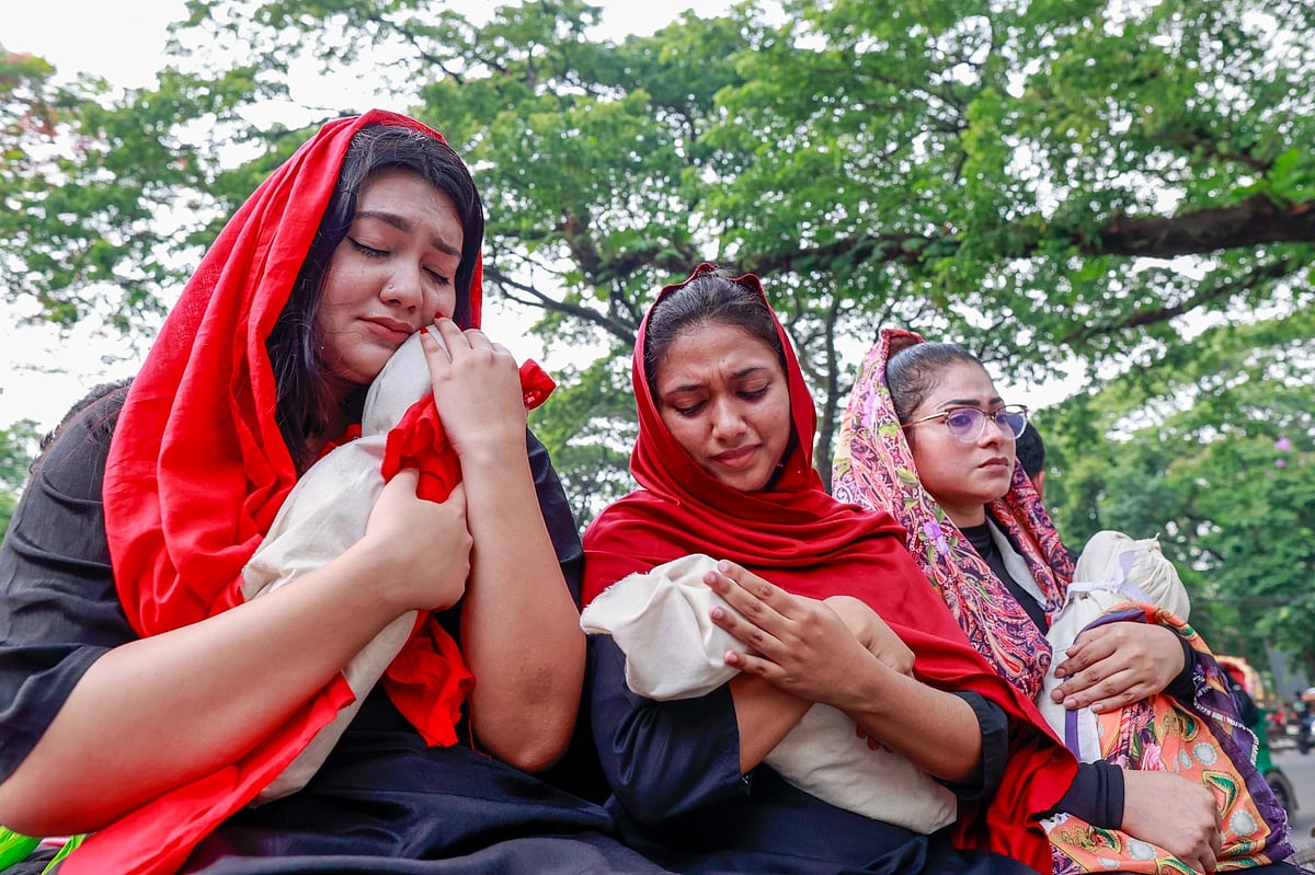 শিশুদের প্রতীকী মরদেহ নিয়ে এই বিশেষ প্রতিবাদী আয়োজন করেছিল নাট্যসংগঠন প্রাচ্যনাট। ২৩ মে