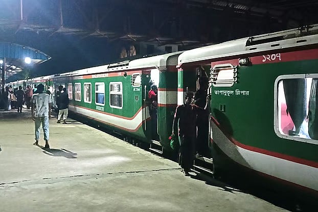 জামালপুর-চট্টগ্রাম রেলপথে চলাচল করা বিজয় এক্সপ্রেস ট্রেন