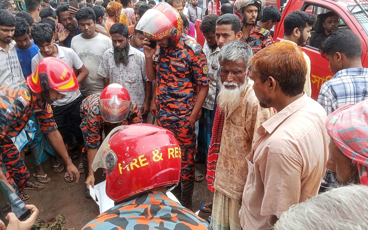 দিনাজপুরের ঘোড়াঘাট উপজেলায় সড়ক দুর্ঘটনায় নিহত ব্যক্তিদের মরদেহ উদ্ধার করেন ফায়ার সার্ভিসের সদস্যরা। শনিবার সকালে উপজেলার রানীগঞ্জ বাজার এলাকার দিনাজপুর-গোবিন্দগঞ্জ আঞ্চলিক মহাসড়কে