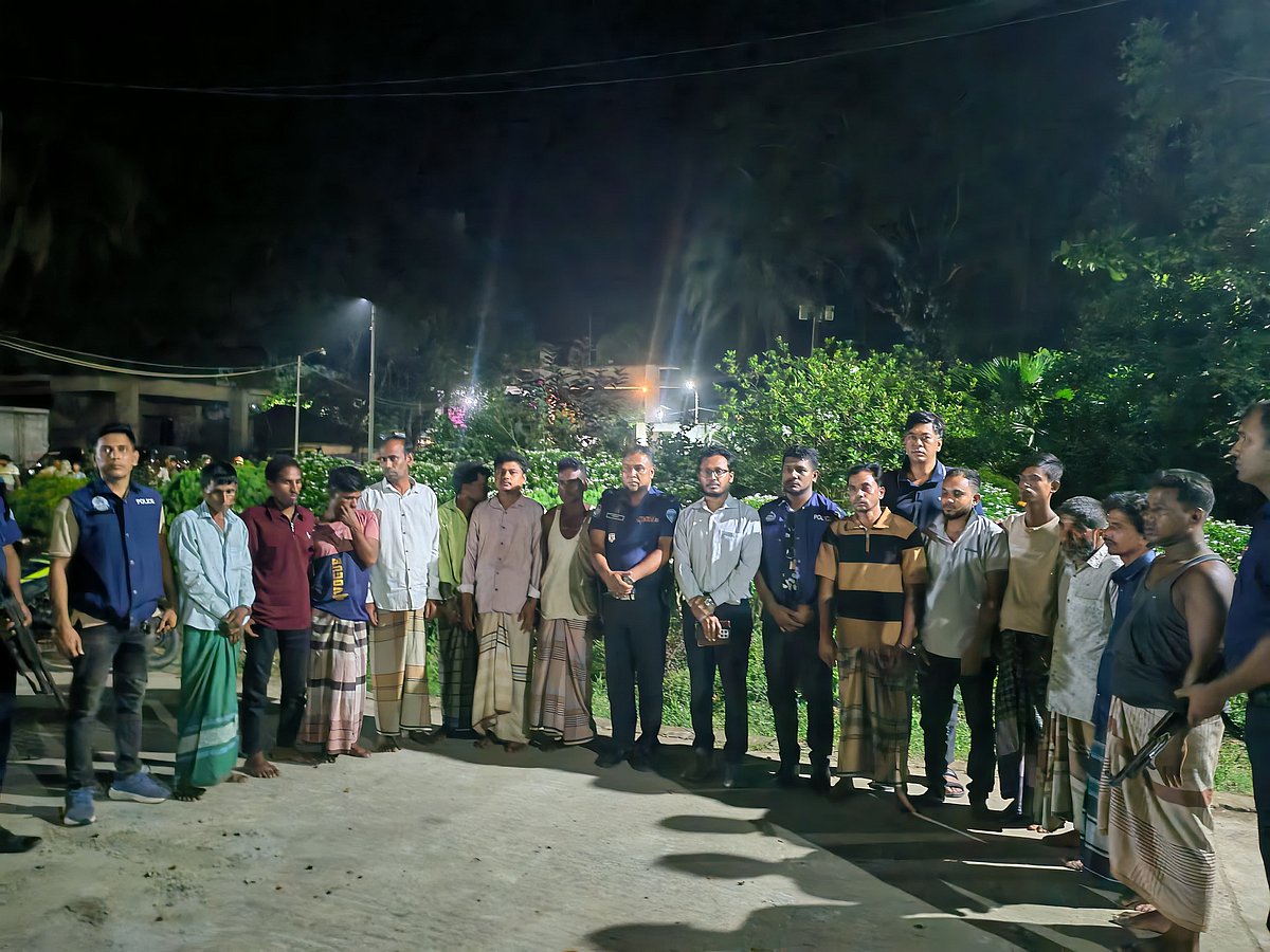 নির্বাহী ম্যাজিস্ট্রেট ও পুলিশ সদস্যদের সঙ্গে দণ্ড পাওয়া ব্যক্তিরা। গতকাল রাতে চট্টগ্রামের বাঁশখালীর শীলকূপ ইউনিয়নে