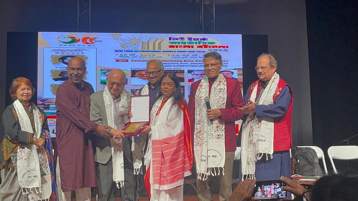 নিউইয়র্কে আয়োজিত ৩৫তম আন্তর্জাতিক বাংলা বইমেলার উদ্বোধনী অনুষ্ঠানে অর্থনীতিবিদ অধ্যাপক রেহমান সোবহানের হাতে মুক্তধারা সুকৃতজ্ঞ সম্মাননা ও আজীবন সম্মাননা তুলে দেওয়া হয়। এ সময় মঞ্চে উপস্থিত ছিলেন সমাজবিজ্ঞানী রওনক জাহান (বাঁয়ে), মুক্তধারা ফাউন্ডেশনের প্রতিষ্ঠাতা বিশ্বজিৎ সাহা (বাঁ থেকে দ্বিতীয়), কথাসাহিত্যিক ইমদাদুল হক মিলনসহ (পেছনে) আয়োজক ও অন্য অতিথিরা। নিউইয়র্ক, যুক্তরাষ্ট্র। ২২ মে ২০২৬