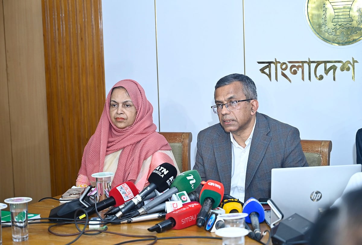 আজ দুপুরে বাংলাদেশ ব্যাংকে অনুষ্ঠিত সংবাদ সম্মেলনে বাংলাদেশ ব্যাংকের গভর্নর মোস্তাকুর রহমান ৬০ হাজার কোটি টাকার প্রণোদনা তহবিল ঘোষণা করেছেন