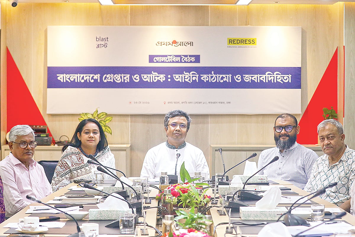 গোলটেবিল বৈঠকে (বাঁ থেকে) বদিউজ্জামান তপাদার, সানজিদা ইসলাম, মাহবুবুর রহমান, মীর আহমদ বিন কাসেম আরমান ও নূর খান। গতকাল প্রথম আলো কার্যালয়ে