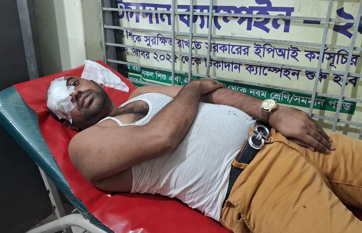 হাসপাতালে ভর্তি এসএ টিভির সাভার প্রতিনিধি সাদ্দাম হোসেন। গতকাল শুক্রবার