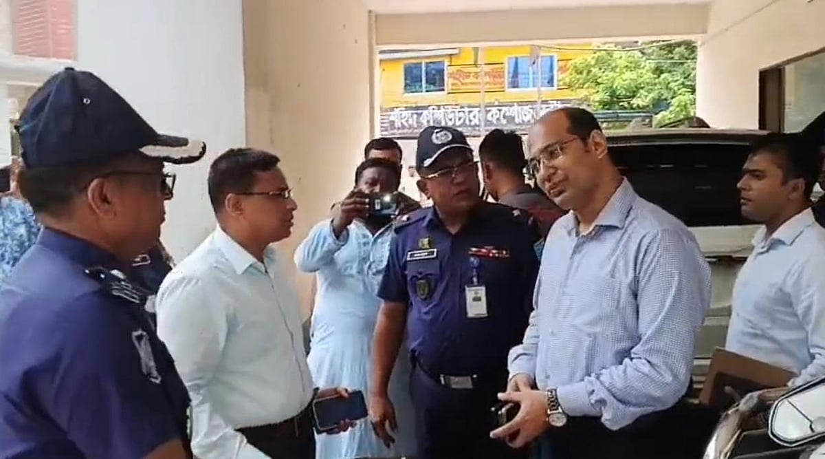 নারায়ণগঞ্জ সদর উপজেলার ফতুল্লায় শিশুকে ধর্ষণের ঘটনায় আজ শনিবার সকালে ফতুল্লা মডেল থানায় ভুক্তভোগী পরিবারের সঙ্গে দেখা করতে প্রশাসন ও পুলিশের কর্মকর্তারা আসেন