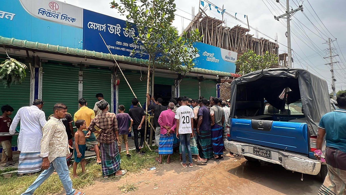 নরসিংদীর রায়পুরায় দোকানে ঢুকে রফিকুল ইসলাম মুন্সি নামের এক ব্যবসায়ীকে গলা কেটে ও কুপিয়ে হত্যার ঘটনা ঘটেছে। ছবিটি আজ সকালে ঘটনাস্থলের