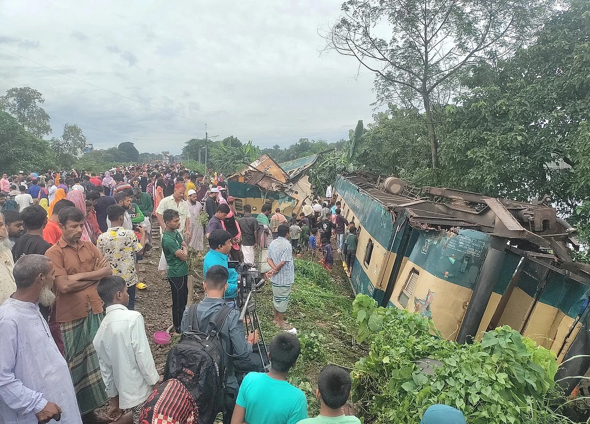 ভৈরব রেলওয়ে স্টেশনে যাত্রীবাহী এগারোসিন্ধুর এক্সপ্রেস ও মালবাহী ট্রেনের সংঘর্ষের পর স্থানীয় জনতার ভিড়।  ২৪ অক্টোবর ২০২৩ সালে তোলা