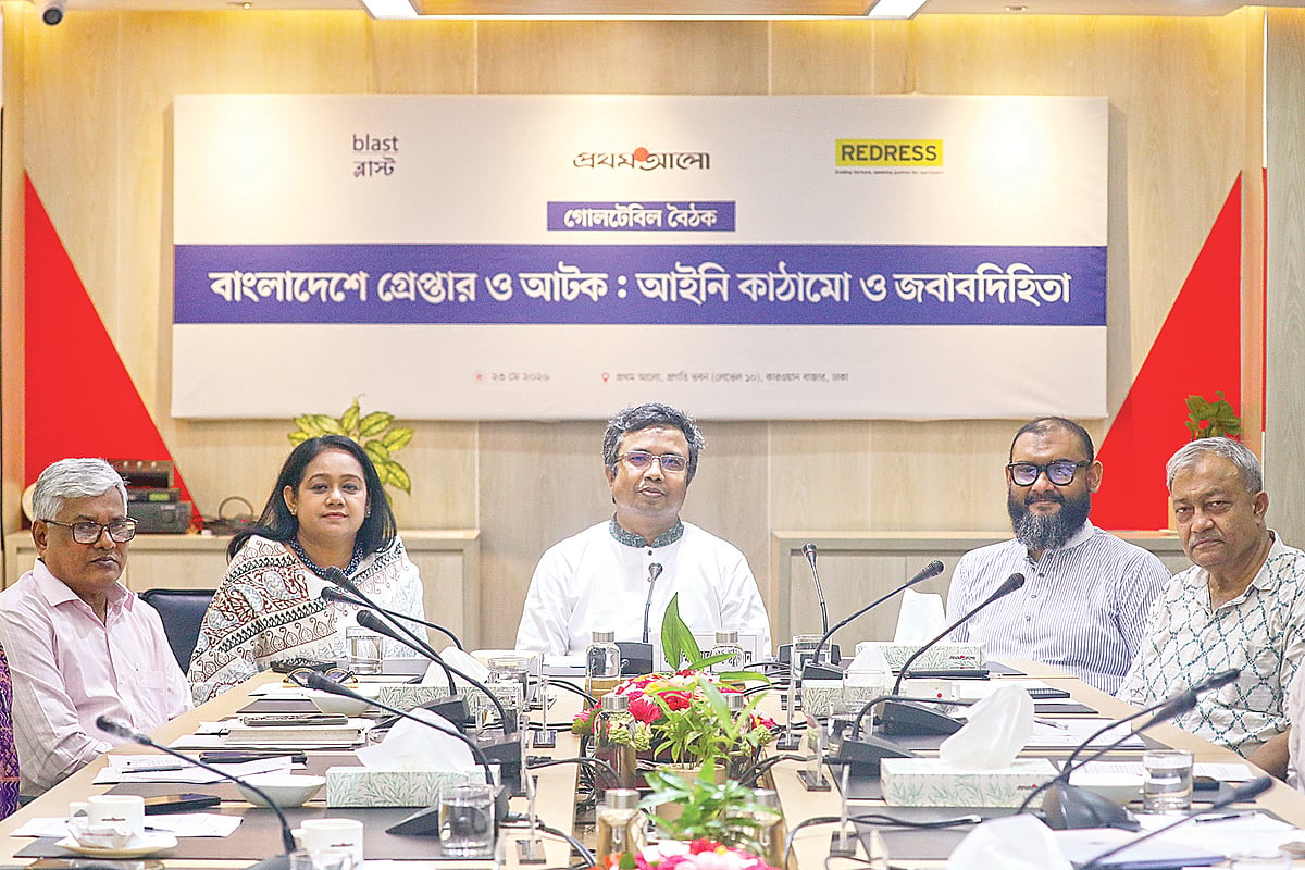 গোলটেবিল বৈঠকে (বাঁ থেকে) বদিউজ্জামান তপাদার, সানজিদা ইসলাম, মাহবুবুর রহমান, মীর আহমদ বিন কাসেম আরমান ও নূর খান। গতকাল প্রথম আলো কার্যালয়ে