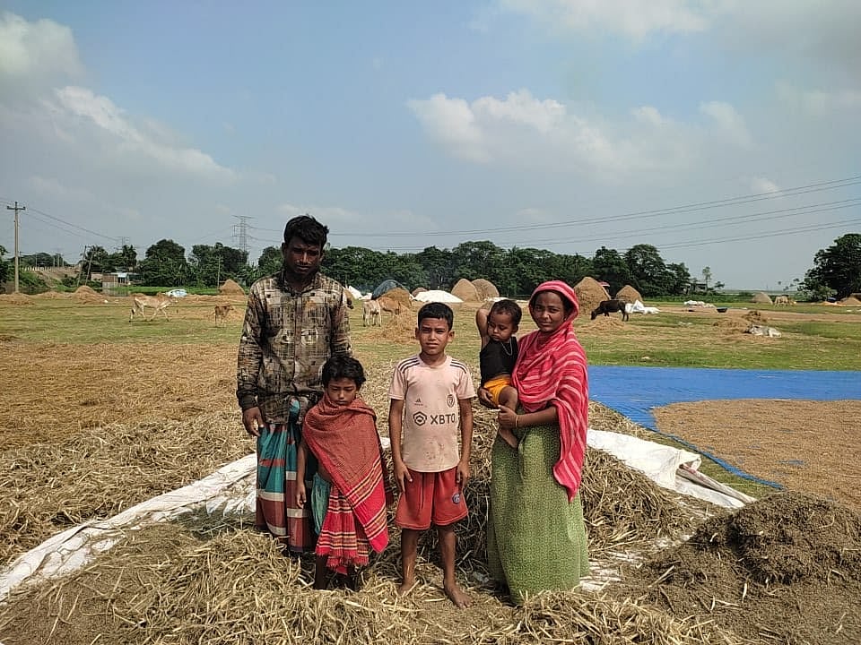 সন্তানদের সঙ্গে বর্গাচাষি জিয়াউল মিয়া ও জেসমিন আক্তার দম্পতি। হবিগঞ্জের আজমিরীগঞ্জ উপজেলার বিরাট এলাকার একটি খলায়