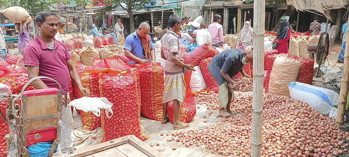 পাবনার সাঁথিয়া উপজেলার কাশিনাথপুর হাটে কৃষকদের কাছ থেকে কেনা পেঁয়াজ আড়তের সামনে জড়ো করছেন ব্যবসায়ীরা। আজ রোববার