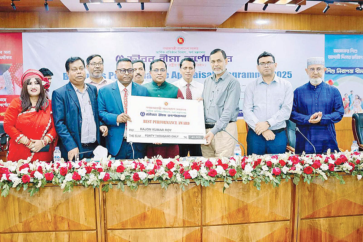 সম্প্রতি জীবন বীমা করপোরেশনের ব্যবসায়িক মূল্যায়ন সভায় ব্যবসায়িক সাফল্যের স্বীকৃতি হিসেবে কর্মকর্তাদের পুরস্কৃত করা হয়। এ সময় সংস্থার এমডি ও অতিরিক্ত সচিব মো. সাঈদ কুতুব, মহাব্যবস্থাপক মো. লিয়াকত আলী খানসহ ঊর্ধ্বতন কর্মকর্তারা উপস্থিত ছিলেন