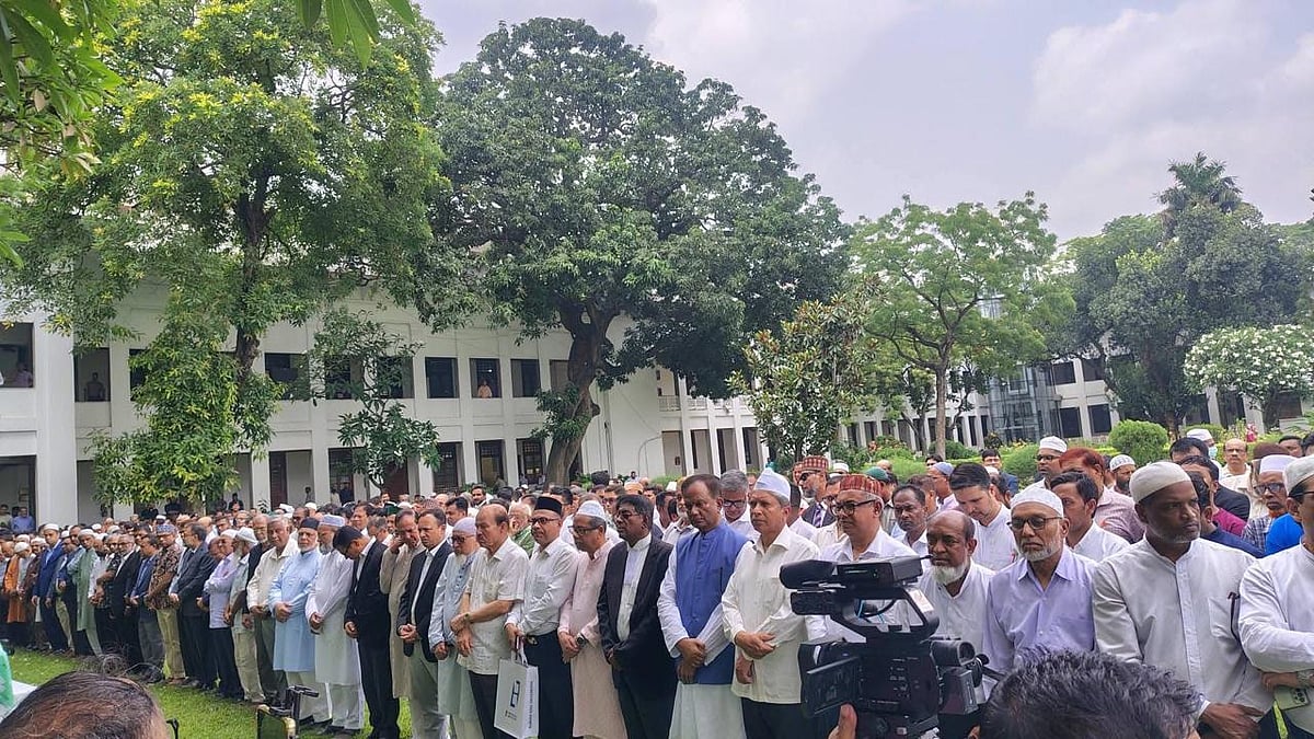 আজ রোববার বাদ জোহর সুপ্রিম কোর্টের ইনার গার্ডেন প্রাঙ্গণে ইউসুফ হোসেন হুমায়ুনের জানাজা অনুষ্ঠিত হয়