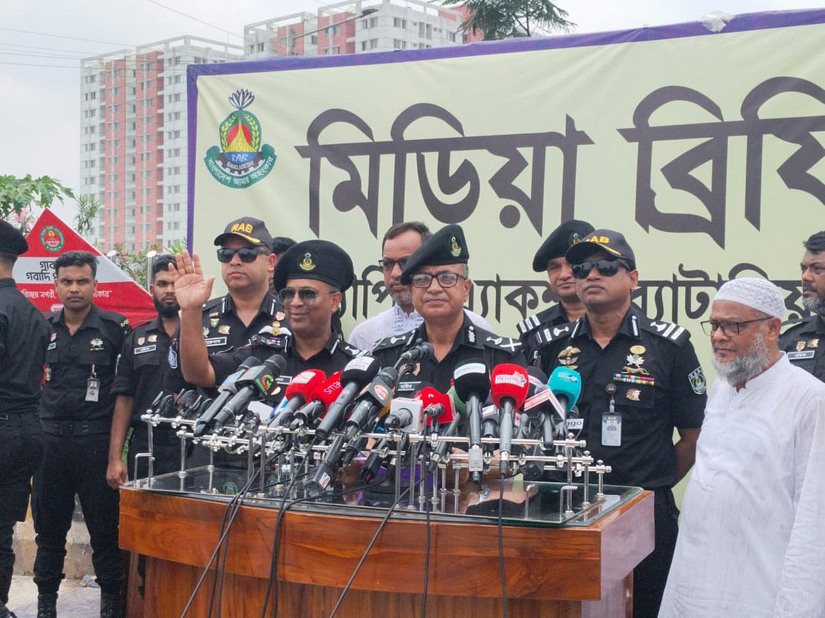 গাবতলী পশুর হাট পরিদর্শন শেষে সাংবাদিকদের সঙ্গে কথা বলেন র্যাবর মহাপরিচালক আহসান হাবীব পলাশ। আজ রোববার দুপুরে