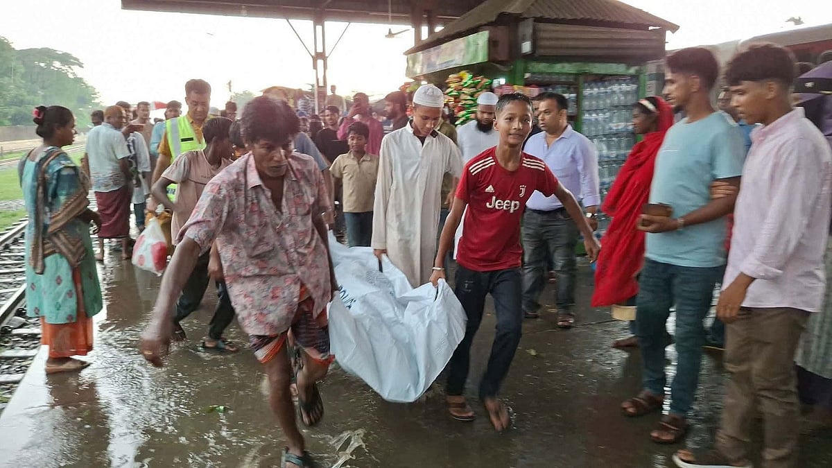 ট্রেন যাত্রাবিরতি দিলে সজীবের লাশ উদ্ধার করা হয়। আজ রোববার বিকেলে নরসিংদী রেলস্টেশনে