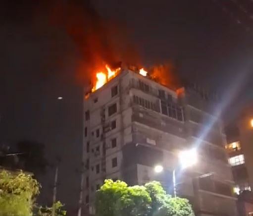 মোহাম্মদপুর কৃষি মার্কেট এলাকায় একটি ১০ তলা ভবনের ছাদে জ্বলছে আগুন। ঢাকা, ২৪ মে ২০২৬