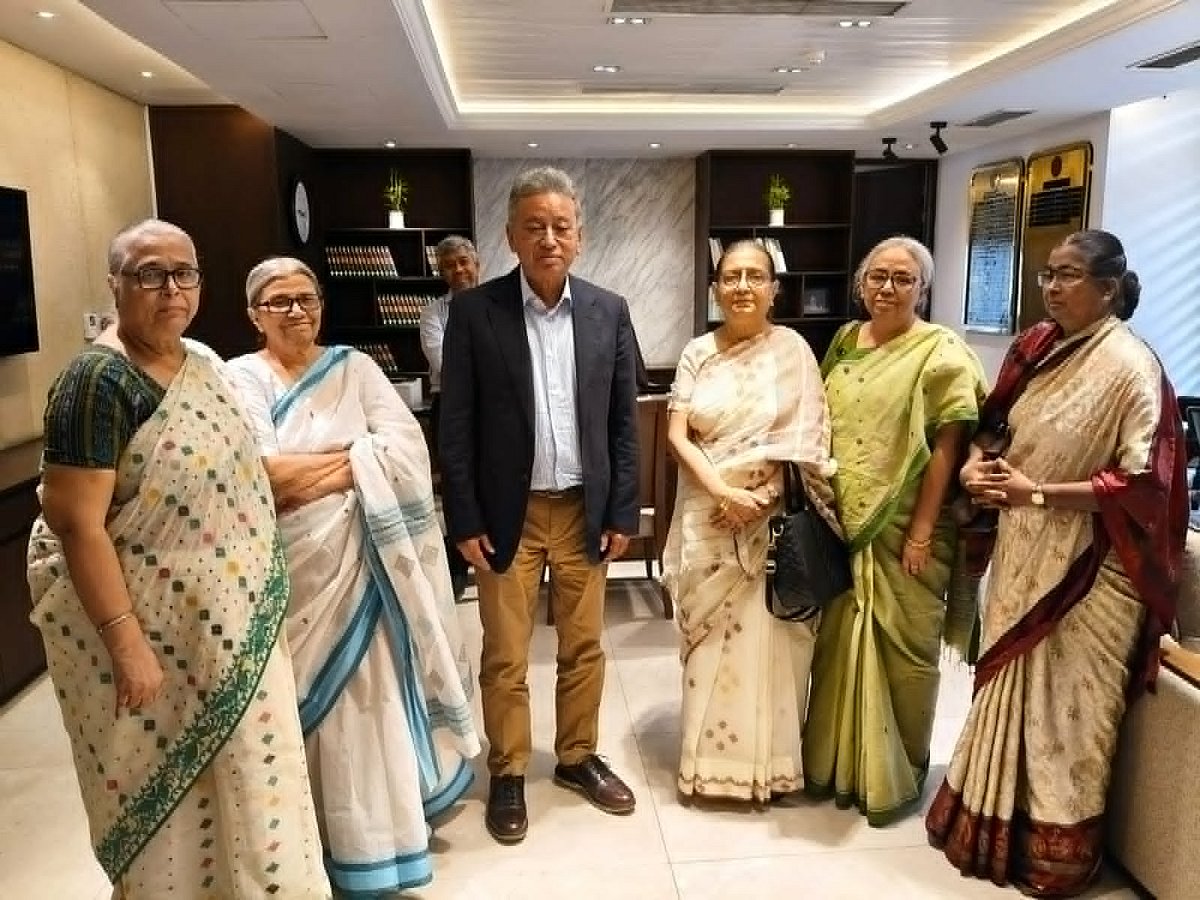 গত বৃহস্পতিবার অর্থমন্ত্রী আমির খসরু মাহমুদ চৌধুরীর সঙ্গে সৌজন্য সাক্ষাৎ করে মহিলা পরিষদের প্রতিনিধিদল