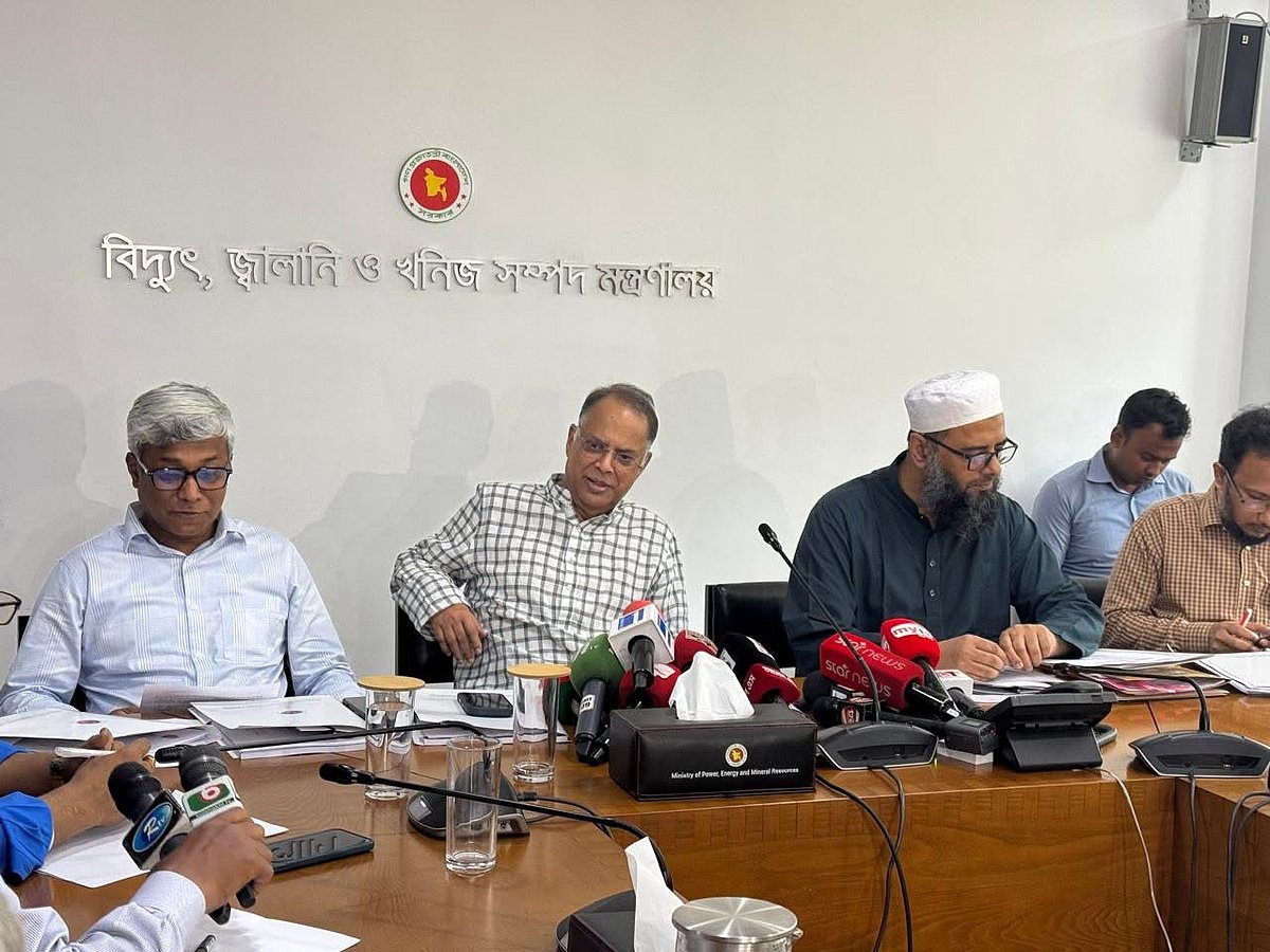 বঙ্গোপসাগরে তেল-গ্যাস অনুসন্ধানে দরপত্র আহ্বান উপলক্ষে সংবাদ সম্মেলনে বিদ্যুৎ, জ্বালানি ও খনিজ সম্পদমন্ত্রী ইকবাল হোসেন মাহমুদ (মাঝে)। বাংলাদেশ সচিবালয়, ঢাকা। ২৪ মে ২০২৬