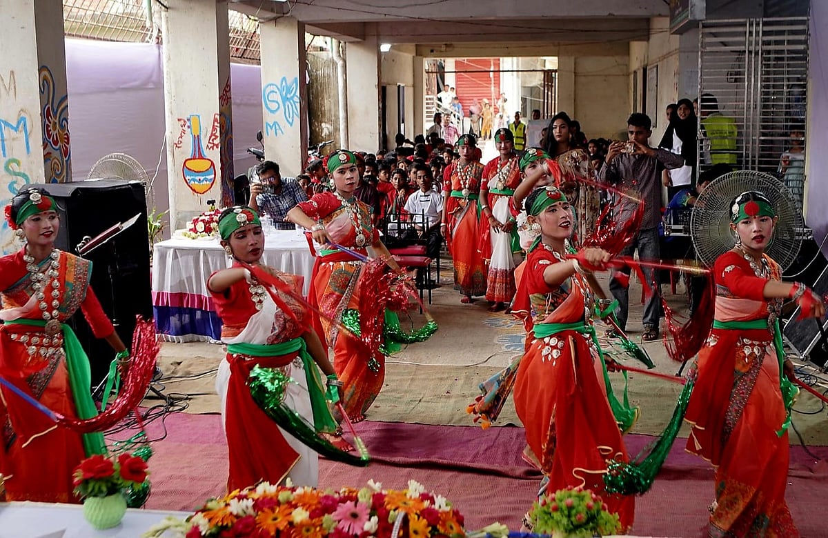 কক্সবাজার শিশু পুনর্বাসন কেন্দ্রে শিশুদের নাচ পরিবেশনা। আজ দুপুরে
