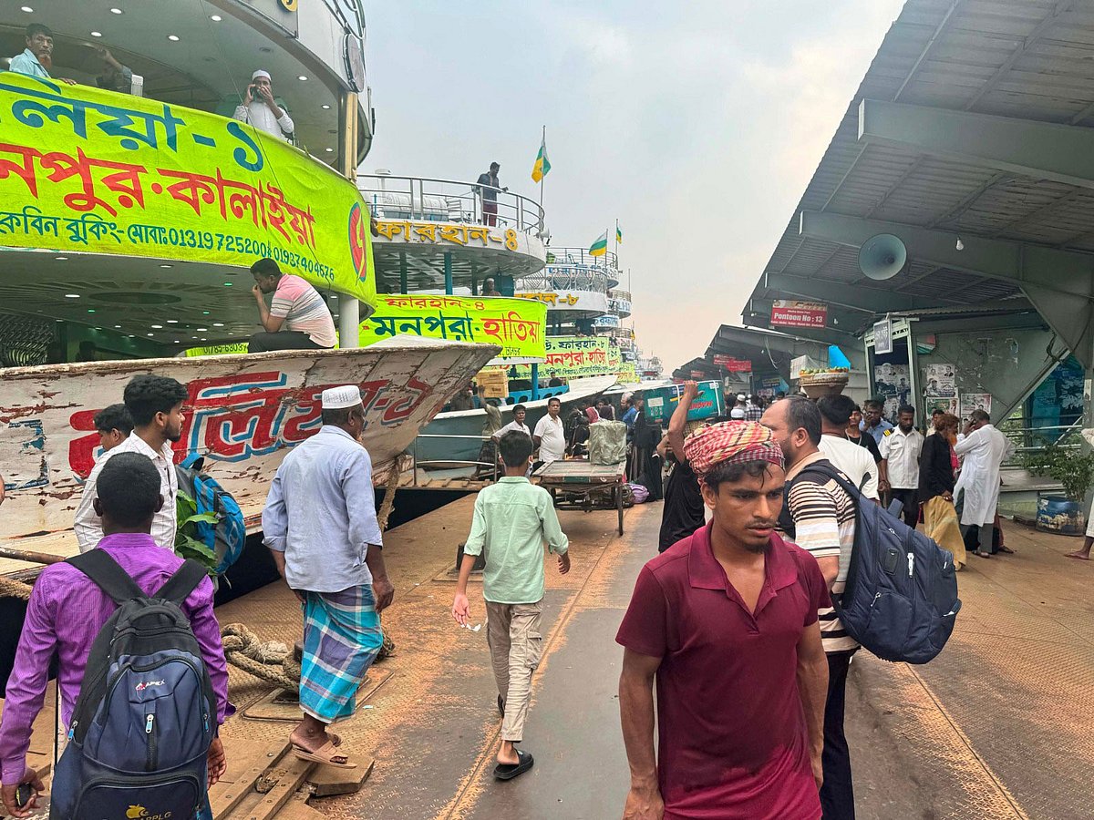 পবিত্র ঈদুল আজহা উপলক্ষে দক্ষিণাঞ্চলের বিভিন্ন রুটে লঞ্চে বাড়ি ফিরতে শুরু করেছেন কর্মজীবী মানুষ। রোববার দুপুরে ঢাকার সদরঘাট টার্মিনালে