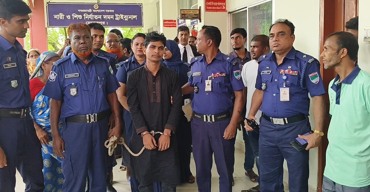 মেহেরপুরে ৯ বছরের শিশুকে ধর্ষণের মামলায় মৃত্যুদণ্ডপ্রাপ্ত আসামি শাকিল হোসেনকে পুলিশ পাহারায় আদালত থেকে কারাগারে নেওয়া হয়। আজ রোববার দুপুরে মেহেরপুর জেলা ও দায়রা জজ আদালত প্রাঙ্গণে